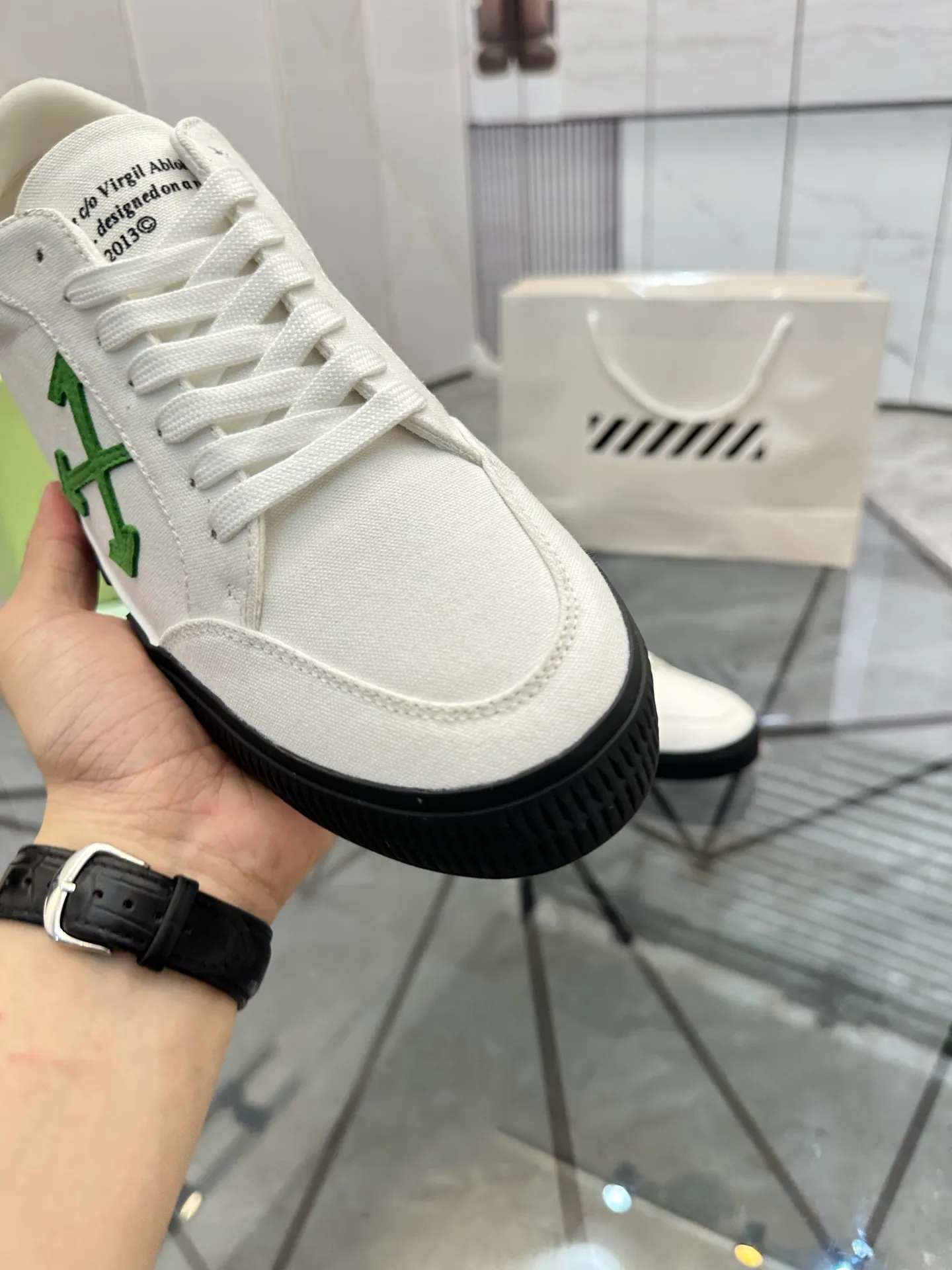 Selling men's shoes 💰: 💰P440¥ Product trademark: OFF WHITE *"OFF WHITE*" low-top casual shoes Regular size: 35-45 (can be customized to 46) Couple style Product materials: Original fabric from the upper counter, breathable lining, original outsole. No.: H203